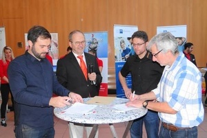 Bei der Unterzeichnung der Partnerschaftsurkunde (v. l.): Lukas Liebich, Johannes Kaiser, Tobias Hermle, Claus Decker Bei der Unterzeichnung der Partnerschaftsurkunde (v. l.): Lukas Liebich, Johannes Kaiser, Tobias Hermle, Claus Decker