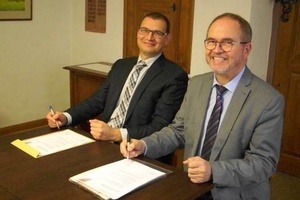 Bei der Unterzeichnung der Partnerschaftsurkunde: Hans-Georg Huonker und Johannes Kaiser Bei der Unterzeichnung der Partnerschaftsurkunde: Hans-Georg Huonker und Johannes Kaiser