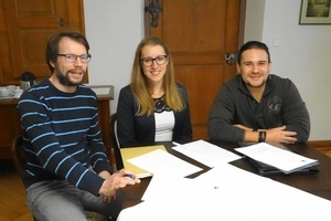 Bei der Unterzeichnung der Kooperations-Vereinbarung (v. l.): Oliver Küntzler, Sabrina Schumacher, Rafael Münzer Bei der Unterzeichnung der Kooperations-Vereinbarung (v. l.): Oliver Küntzler, Sabrina Schumacher, Rafael Münzer